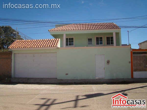 Excelente casa de 2 plantas en Fracc Las Alamedas